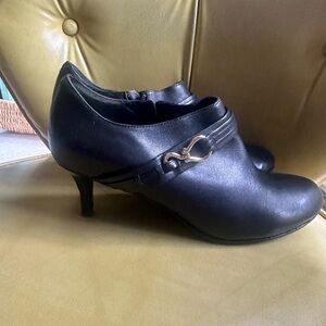 Women's Cole Haan black leather ankle boots 8 M